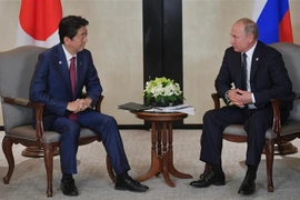 Tổng thống Nga Vladimir Putin (phải) và Thủ tướng Nhật Bản Shinzo Abe (trái) trong cuộc gặp tại Singapore ngày 14/11/2018. (Nguồn: AFP/TTXVN) 