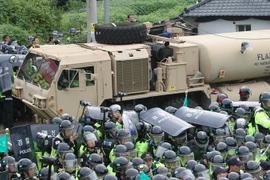 Các trang thiết bị THAAD được chuyển tới Seongju, Hàn Quốc ngày 7/9. (Nguồn: THX/TTXVN)