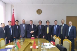 Đoàn làm việc với Bộ trưởng Bộ Thông tin Belarus. (Nguồn: Vietnam+) 