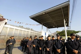 Cảnh sát Thái Lan chuẩn bị khám xét ngôi đền Wat Phra Dhammakaya ở tỉnh Pathum Thani ngày 16/2. (Nguồn: EPA/TTXVN)