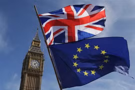 Cờ Anh (phía trên) và cờ EU (phía dưới) tại thủ đô London, Anh. (Nguồn: AFP/TTXVN) 