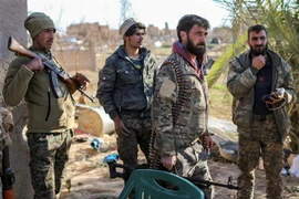 Lực lượng SDF lục soát một khu lán trại của IS tại thị trấn Baghouz, tỉnh Deir Ezzor, Syria, ngày 9/3/2019. (Nguồn: AFP/ TTXVN) 