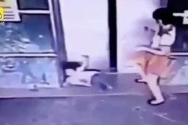 [Video] Hành động bất ngờ của bà mẹ cứu con gái bị kẹp thang máy