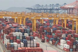 Container hàng hóa được xếp tại cảng ở Busan, Hàn Quốc. (Nguồn: Yonhap/TTXVN) 