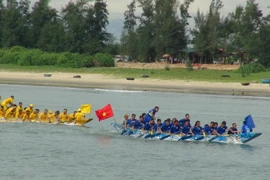 Đua thuyền mừng Quốc khánh 2/9 tại Quảng Bình. (Ảnh: Đức Thọ/Vietnam+)