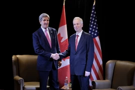 Ngoại trưởng Canada Stephane Dion (phải) và Ngoại trưởng Mỹ John Kerry (trái) trong một cuộc gặp tại thành phố Quebec của Canada. (Nguồn: AFP/TTXVN)