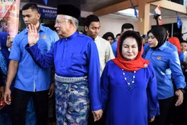 Ông Najib Razak (giữa) và vợ Rosmah Mansor (phải) tham dự một sự kiện ở Pekan, Malaysia, ngày 28/4. (Nguồn: AFP/TTXVN)