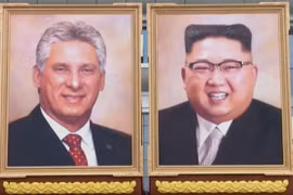 Bức chân dung nhà lãnh đạo Cuba Miguel Díaz-Canel (trái) và nhà lãnh đạo Triều Tiên Kim Jong-un. (Nguồn: KCTV) 