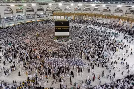 Các tín đồ Hồi giáo cầu nguyện tại Đền thờ Lớn ở Thánh địa Mecca, Saudi Arabia, trước lễ hành hương Haji ngày 17/8. (Nguồn: AFP/TTXVN)