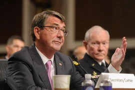 Bộ trưởng Quốc phòng Ash Carter (trái) cho rằng chương trình huấn luyện tại Syria tiến triển chậm chạp do nước này không tuyển đủ tân binh để đào tạo. (Nguồn: THX/TTXVN)