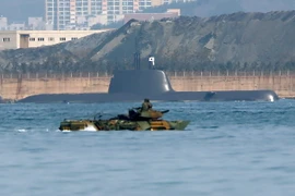 Tàu ngầm và tàu đổ bộ của Hải quân Hàn Quốc tham gia tập trận tại vùng biển ngoài khơi thành phố miền đông Pohang ngày 7/3. (Nguồn: Yonhap/TTXVN)