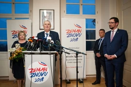 Tổng thống Séc Milos Zeman (thứ 2, trái) phát biểu với báo giới sau vòng bầu cử thứ nhất ở Prague ngày 12/1. (Nguồn: AFP/TTXVN)