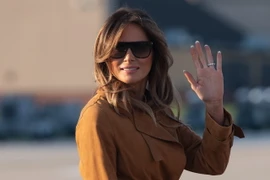 Đệ nhất phu nhân Mỹ Melania Trump lên máy bay tại căn cứ quân sự Andrews ở Marylands, bắt đầu chuyến thăm các nước châu Phi ngày 1/10. (Nguồn: AFP/TTXVN) 