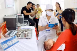 Tiêm chủng cho trẻ. (Ảnh: Dương Ngọc/TTXVN)