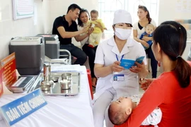 Tiêm chủng cho trẻ. (Ảnh: Dương Ngọc/TTXVN)