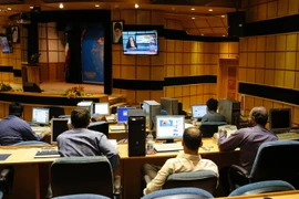 Các nhà báo Iran theo dõi kết quả bầu cử Quốc hội tại phòng báo chí trụ sở Bộ Nội vụ ở Tehran ngày 30/4. (Nguồn: AFP/ TTXVN)