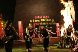[Photo] Rộn ràng điệu múa truyền thống trong Đêm hội cồng chiêng