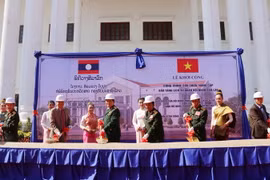 Bộ trưởng Quốc phòng Việt Nam Ngô Xuân Lịch (thứ 3 từ trái sang) thực hiện Lễ khởi công. (Ảnh: Xuân Tú/TTXVN)