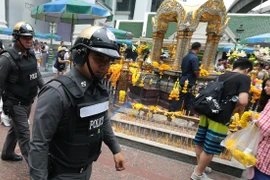 Cảnh sát Thái Lan đi tuần tra sau vụ nổ ở đền thờ Erawan. (Nguồn: EPA)