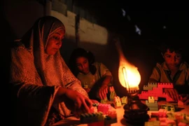 Người dân Palestine sinh hoạt trong cảnh mất điện ở trại tị nạn Khan Yunis, phía Nam Dải Gaza tháng 7/2018. (Nguồn: AFP/TTXVN) 