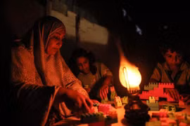 Người dân Palestine sinh hoạt trong cảnh mất điện ở trại tị nạn Khan Yunis, phía Nam Dải Gaza tháng 7/2018. (Nguồn: AFP/TTXVN) 