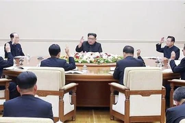 Nhà lãnh đạo Triều Tiên Kim Jong-un (giữa, phía xa) chủ trì phiên họp của Ban chấp hành Trung ương Đảng Lao động Triều Tiên tại Bình Nhưỡng. (Nguồn: Yonhap/TTXVN) 