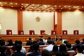 Chánh án Park Han-chul (giữa) và các thẩm phán chủ trì phiên điều trần xem xét luận tội Tổng thống Park Geun-hye lần 2 tại Tòa án Hiến pháp ở Seoul ngày 5/1. (Nguồn: EPA/TTXVN)