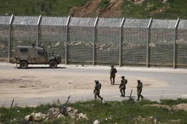 Binh sỹ Israel tuần tra gần hàng rào biên giới Israel-Syria tại Cao nguyên Golan ngày 27/4/2015. (Nguồn: AFP/TTXVN)