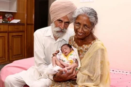 Ông bà Gill hạnh phúc bên cậu con trai. (Nguồn: chinanews.com)