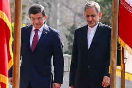 Thủ tướng Thổ Nhĩ Kỳ Ahmet Davutoglu (trái) và Phó Tổng thống thứ nhất Iran Eshaq Jahangiri. (Nguồn: ISNA)
