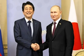 Tổng thống Nga Vladimir Putin (phải) và Thủ tướng Nhật Bản Shinzo Abe. (Nguồn: Kyodo) 