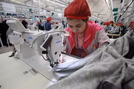 Sản xuất hàng xuất khẩu. (Ảnh: Trần Việt/TTXVN) 