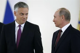 Đại sứ Mỹ tại Nga Jon Huntsman (trái) trong buổi trình quốc thư lên Tổng thống Nga Vladimir Putin ở Moskva, ngày 3/10/2017. (Nguồn: AFP/TTXVN) 