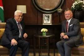 Tổng thống Palestinian Mahmoud Abbas (trái) trong cuộc gặp Quốc vương Jordan Abdullah II nhân chuyến thăm Amman ngày 8/8. (Nguồn: THX/TTXVN)