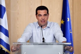 Thủ tướng Hy Lạp Alexis Tsipras phát biểu tại một cuộc họp báo ở thủ đô Athens ngày 12/8. (Nguồn: AFP/TTXVN)