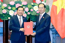 Chủ tịch nước Trần Đại Quang trao Quyết định bổ nhiệm Phó Chánh án Tòa án Nhân dân tối cao cho ông Nguyễn Văn Du. (Ảnh: Nhan Sáng/TTXVN)