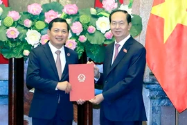 Chủ tịch nước Trần Đại Quang trao Quyết định bổ nhiệm Phó Chánh án Tòa án Nhân dân tối cao cho ông Nguyễn Văn Du. (Ảnh: Nhan Sáng/TTXVN)