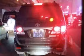 Chiếc xe biển xanh gây tai nạn rồi bỏ chạy. 