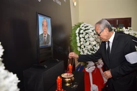 Phó Thủ tướng, Bộ trưởng Bộ Hoàng cung Campuchia, Samdech Kong Sam Ol đến viếng, chuyển thư chia buồn của Quốc vương Norodom Sihamoni đến Tổng Bí thư Nguyễn Phú Trọng và vòng hoa chia buồn của Hoàng thái hậu Norodom Monineath Sihanouk và Quốc vương. (Ảnh: