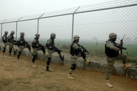 Binh sỹ Pakistan gác tại Wagah, dọc biên giới Pakistan-Ấn Độ ngày 3/1/2015. (Nguồn: THX/TTXVN)