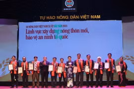 Chủ tịch Quốc hội Nguyễn Thị Kim Ngân và Chủ tịch Trung ương Hội Nông dân Việt Nam Thào Xuân Sùng trao Cup và Danh hiệu nông dân Việt Nam xuất sắc năm 2018. (Ảnh: Vũ Sinh/TTXVN)