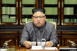 Nhà lãnh đạo Kim Jong-un đọc thông báo ngày 21/9. (Nguồn: YONHAP/TTXVN)