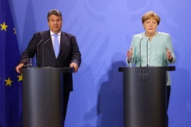Thủ tướng Đức Angela Merkel (phải) và Phó Thủ tướng phụ trách kinh tế và năng lượng Sigmar Gabriel phát biểu trong cuộc họp báo sau cuộc họp Nội các ở Meseberg ngày 25/5. (Nguồn: EPA/TTXVN)
