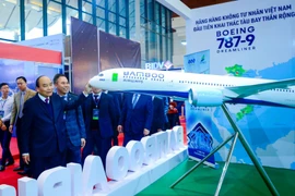 Thủ tướng Chính phủ chúc mừng Bamboo Airways vừa đón máy bay thân rộng Boeing 787-9 Dreamliner đầu tiên. (Nguồn: Vietnam+) 