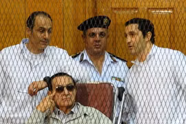 Cựu Tổng thống Ai Cập Hosni Mubarak (người ngồi phía trước). (Nguồn: AFP/TTXVN)