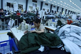 Công nhân sản xuất các mặt hàng may mặc xuất khẩu tại Công ty trách nhiệm hữu hạn Kydo Việt Nam (Khu Công nghiệp Phố nối A, Hưng Yên). (Ảnh: Phạm Kiên/TTXVN) 