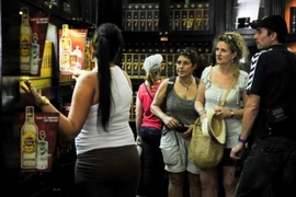 Khách du lịch mua sắm ở thủ đô La Habana. (Nguồn: EPA/TTXVN)