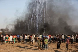 Binh sỹ Israel bắn đạn hơi cay về phía người biểu tình Palestine taị khu vực biên giới Gaza và Israel ngày 10/8. (Nguồn: THX/TTXVN)