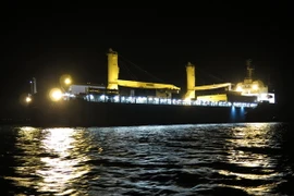 Tàu vận tải hạng nặng Rolldock Star chở chiếc tàu ngầm lớp Kilo Hải Phòng đã về đến vịnh Cam Ranh (Khánh Hòa). (Ảnh: Tiên Minh/TTXVN)