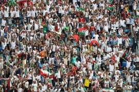 Cổ động viên Iran mừng chiến thắng sau trận đấu bảng B World Cup 2018 giữa Iran-Maroc ngày 15/6. (Nguồn: THX/TTXVN)